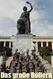 Anlässlich der Siegerehrung des Oktoberfest-Landesschießens schossen die Böllerschützen am 03.10.2010 großen Salut auf den Stufen zur Bavaria (©Foto:Ingrid Grossmann)